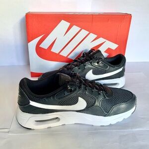 Nike Air Max SC Women’s 9
 Black and White Sneakers with Mesh Upper